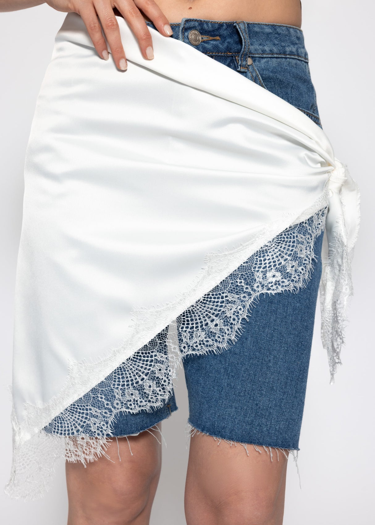 Triangular scarf with lace trim - off-white