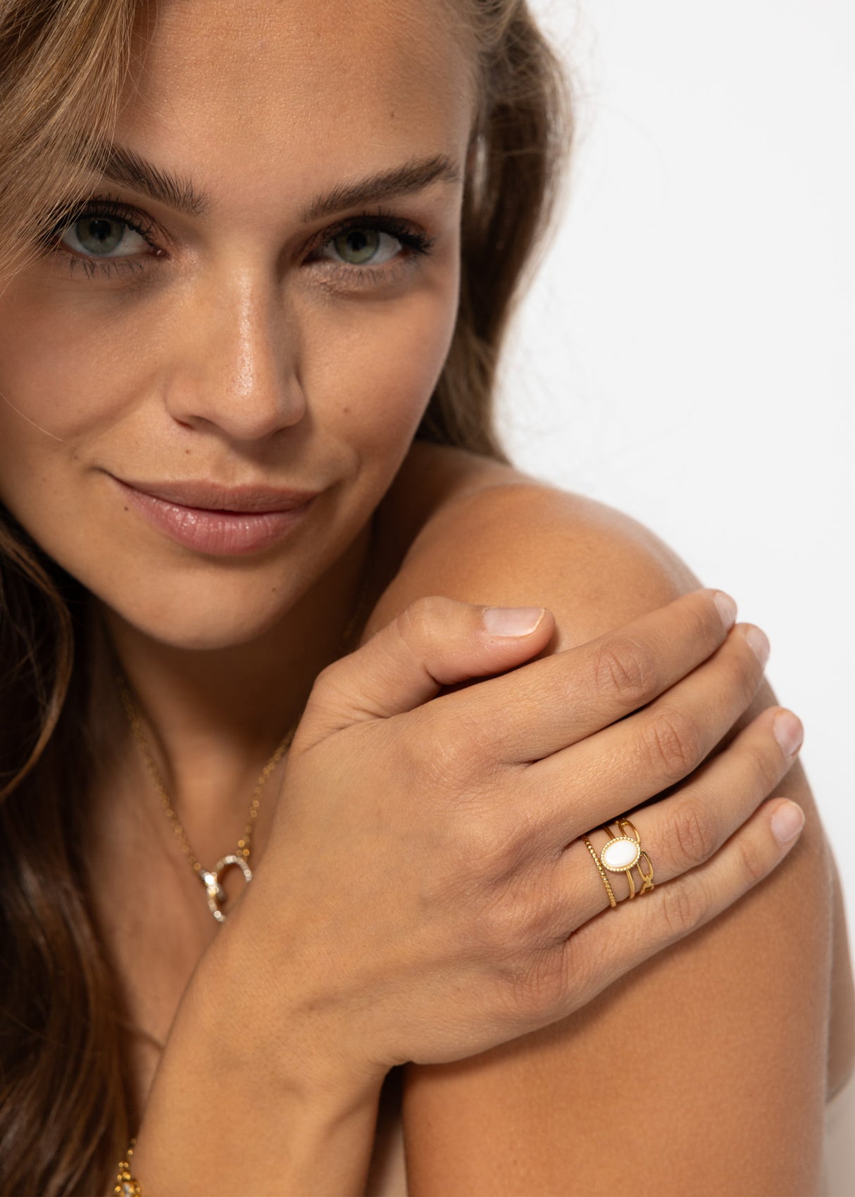 Dreigliedriger Ring mit weißem Schmuckstein - gold