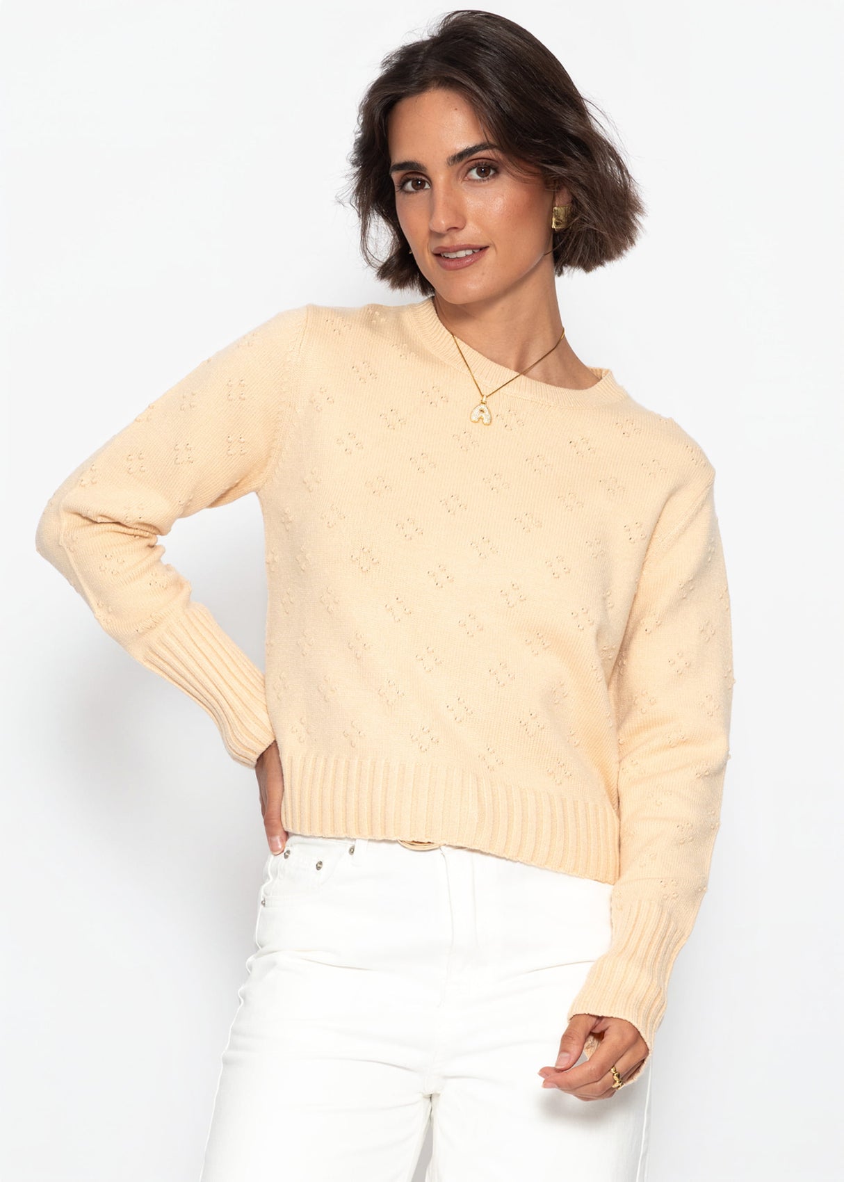 Rundhalspullover mit dekorativem Lochmuster - gelb - SASSYCLASSY