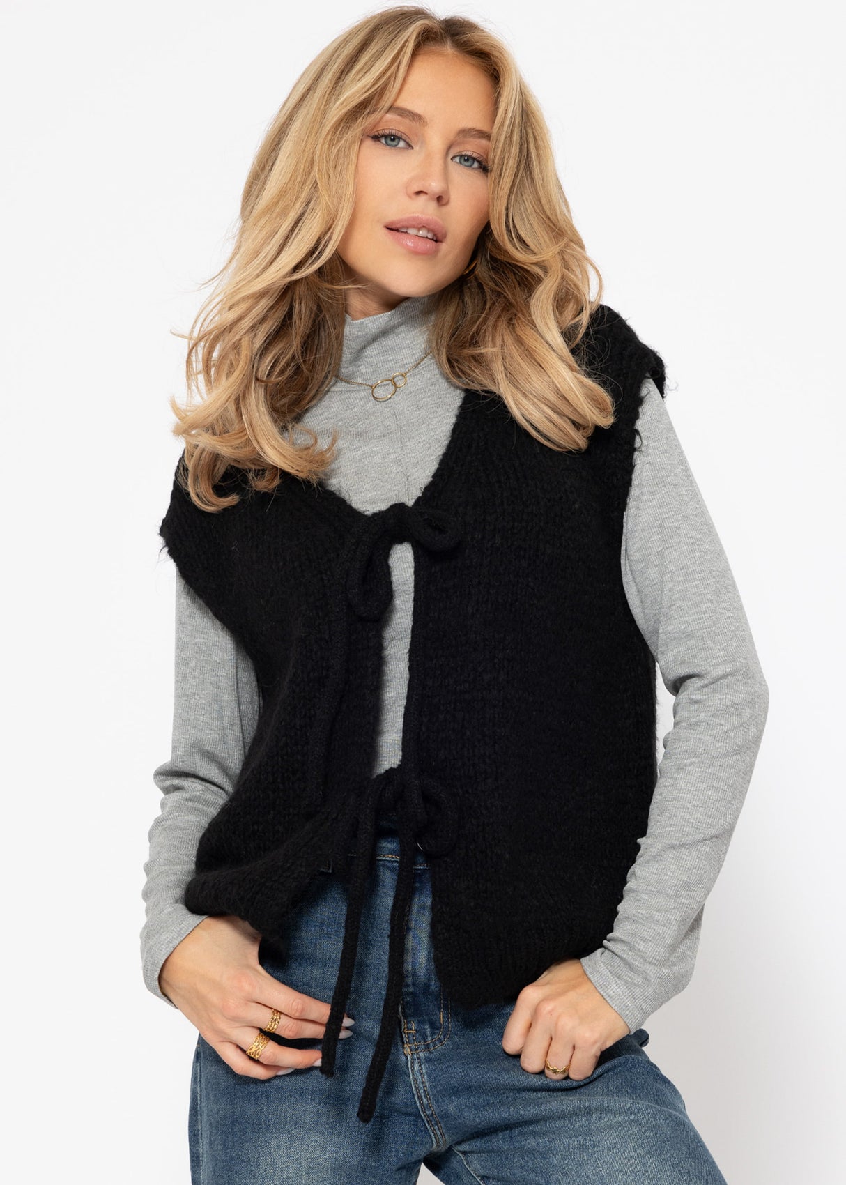 Flauschige, ärmellose Strickweste - schwarz