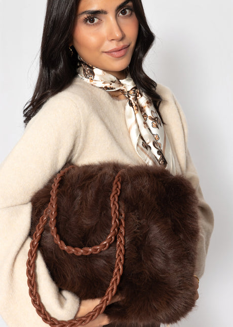 Flauschige Kunstfell Tasche mit Kordelhenkel - braun von SASSYCLASSY