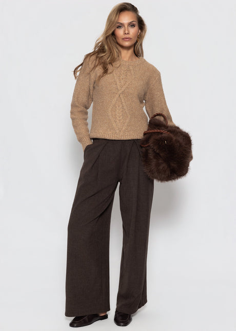 Flauschiger Strickpullover mit Zopfmuster - braun