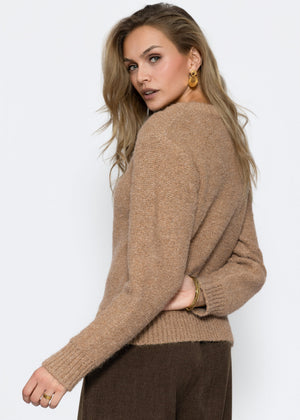 Flauschiger Strickpullover mit Zopfmuster - braun