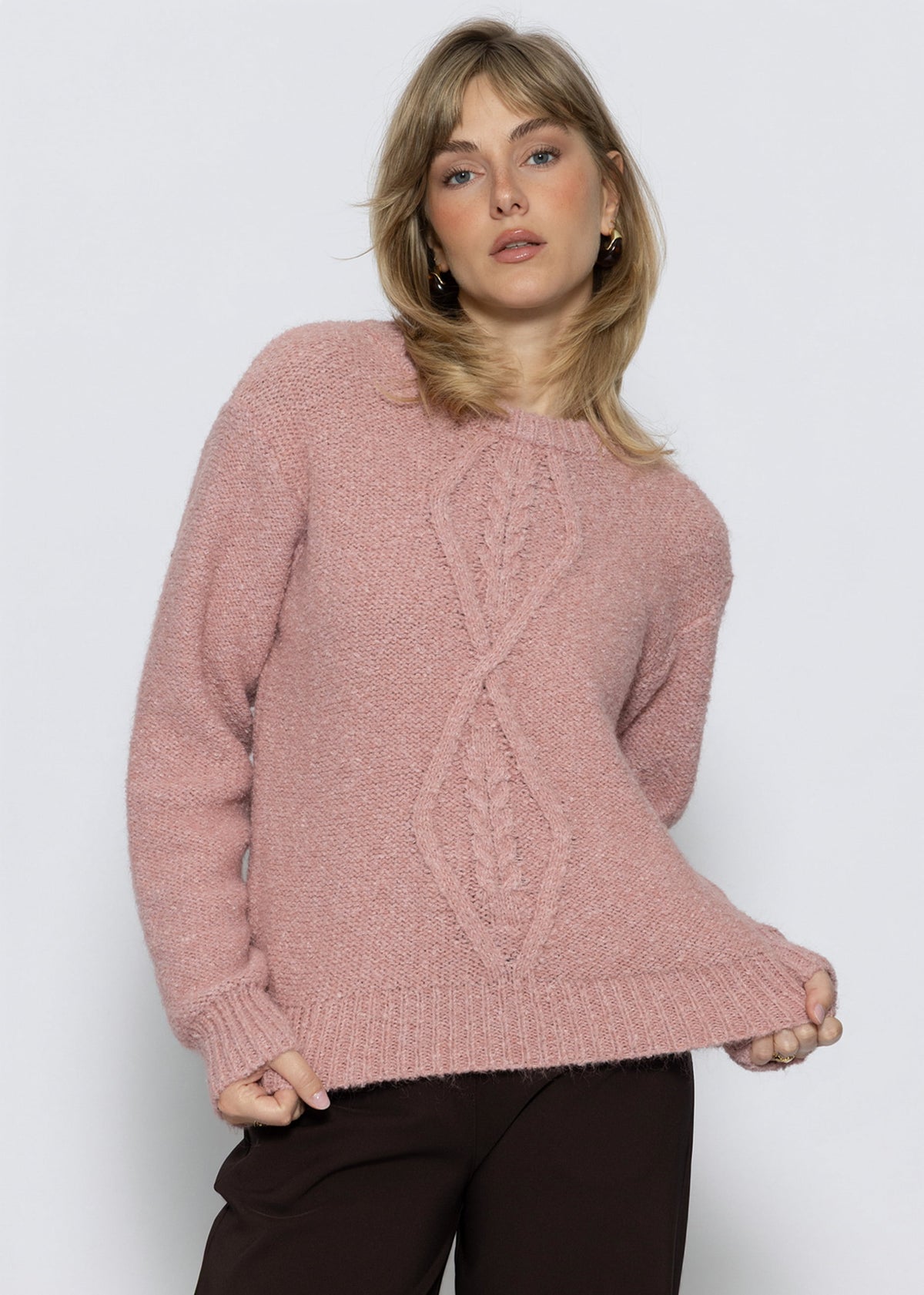 Flauschiger Strickpullover mit Zopfmuster - mauve