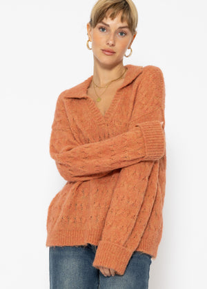 Flauschiger Zopfmuster-Pullover mit Kragen und V-Ausschnitt - rostrot
