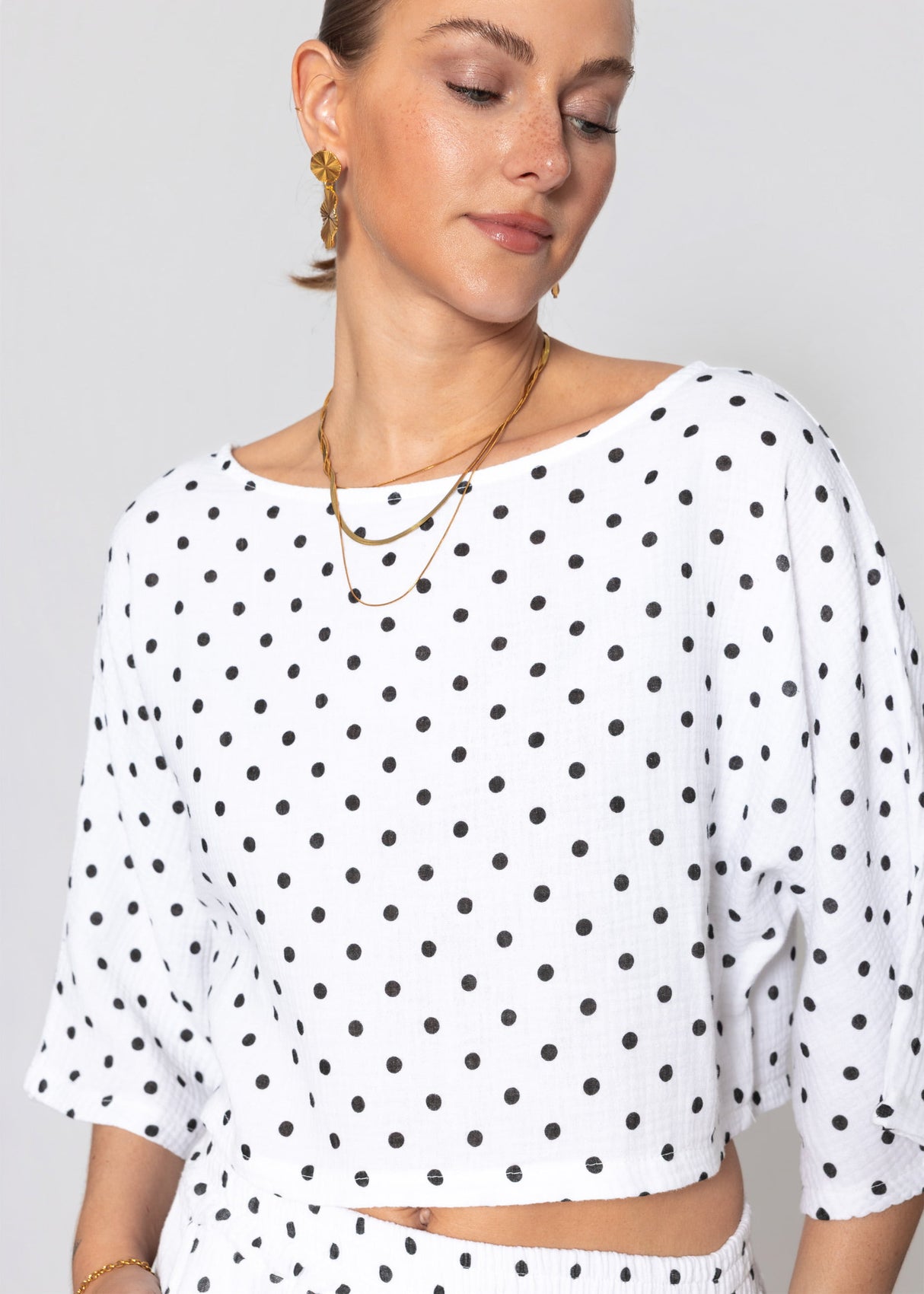 Gepunktetes Musselin Shirt mit Fledermausärmeln - weiß