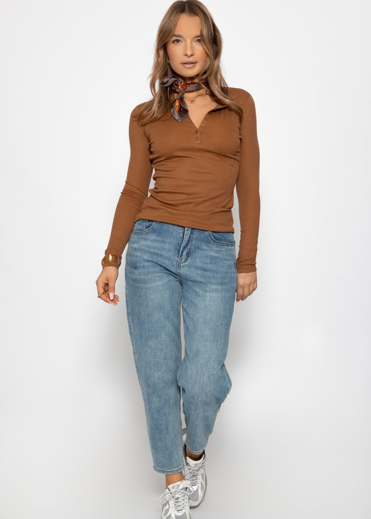 Geripptes Langarmshirt mit Knopfleiste - braun