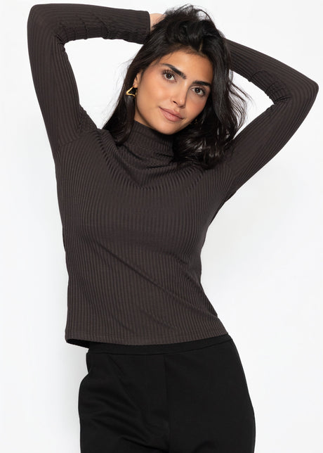 Ribbed long-sleeved shirt with stand-up collar - brown by SASSYCLASSY