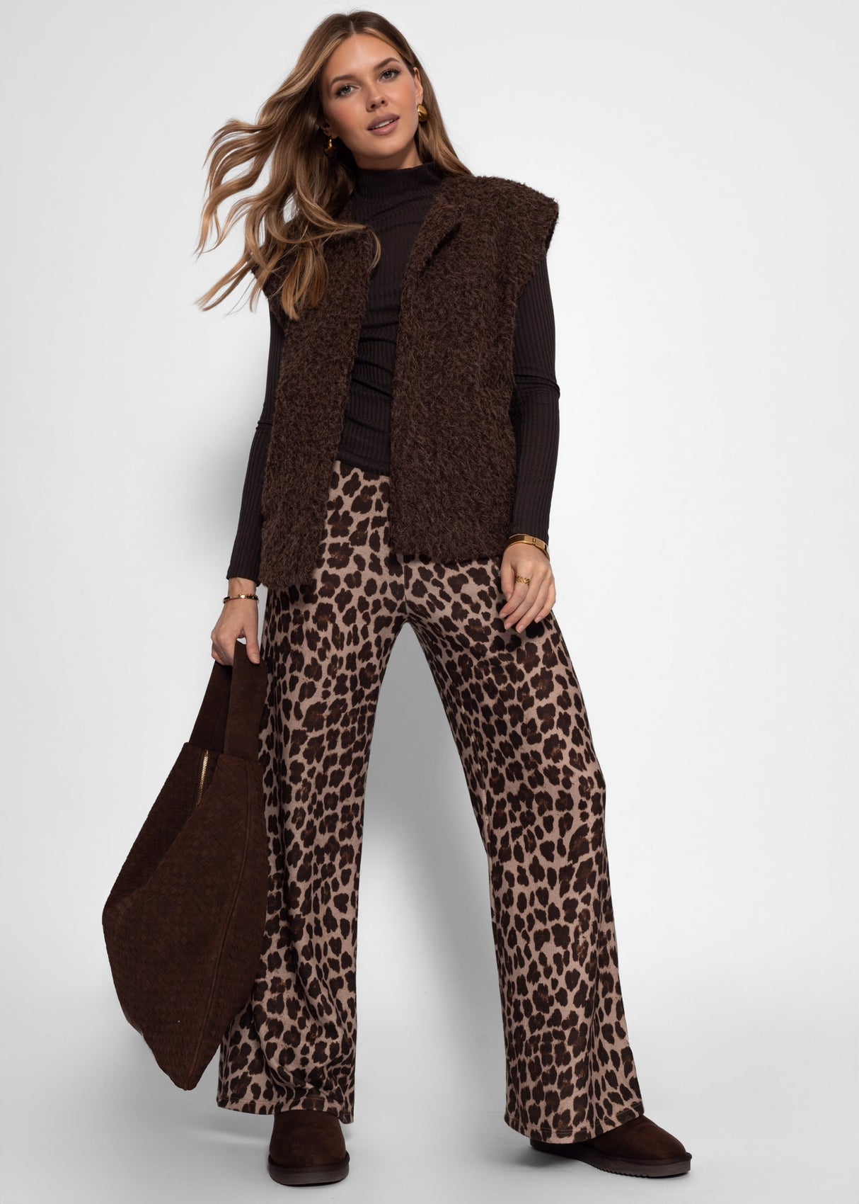 Geripptes Langarmshirt mit Stehkragen - braun