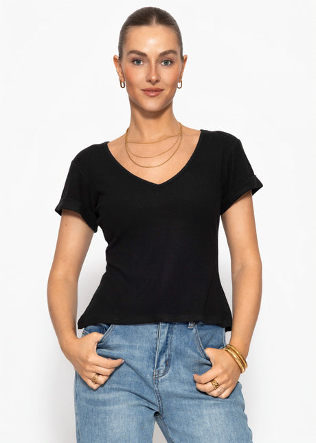Geripptes T-Shirt mit V-Ausschnitt - schwarz von SASSYCLASSY