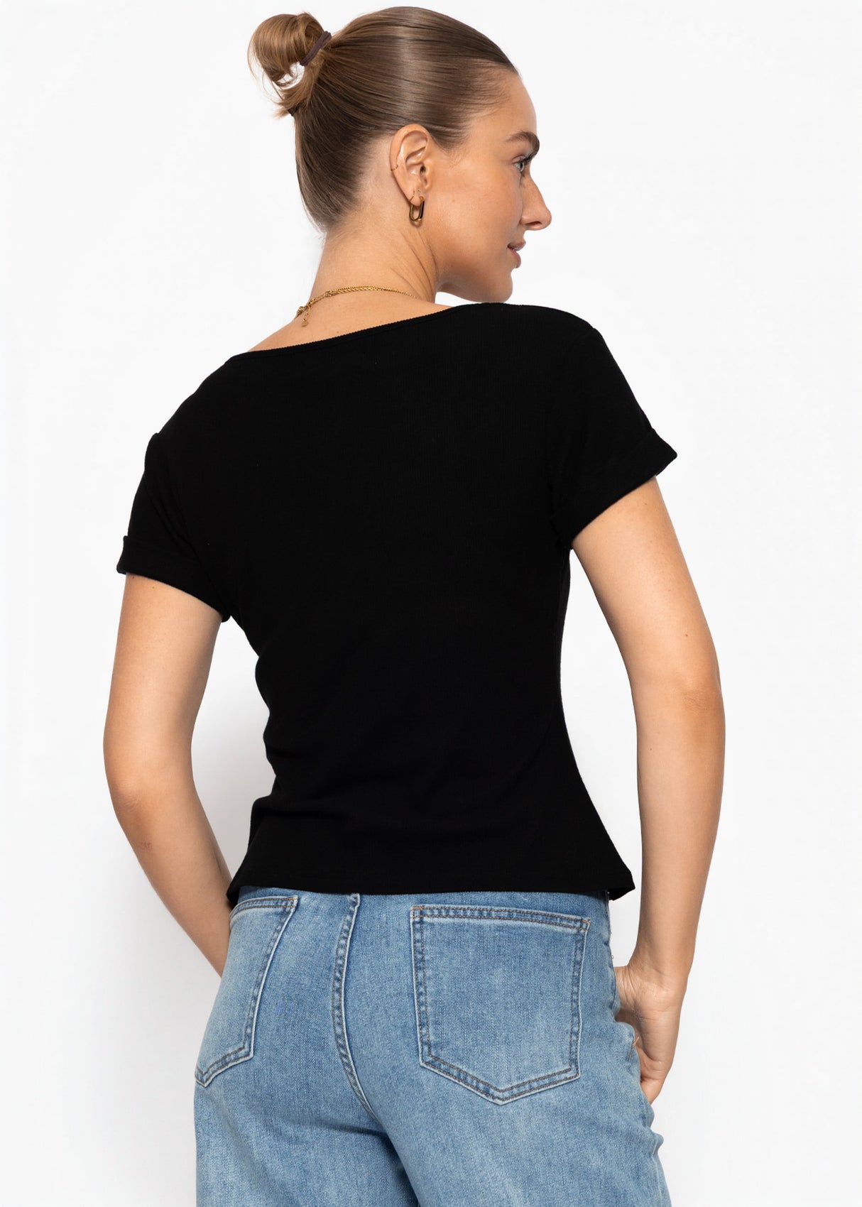 Geripptes T-Shirt mit V-Ausschnitt - schwarz