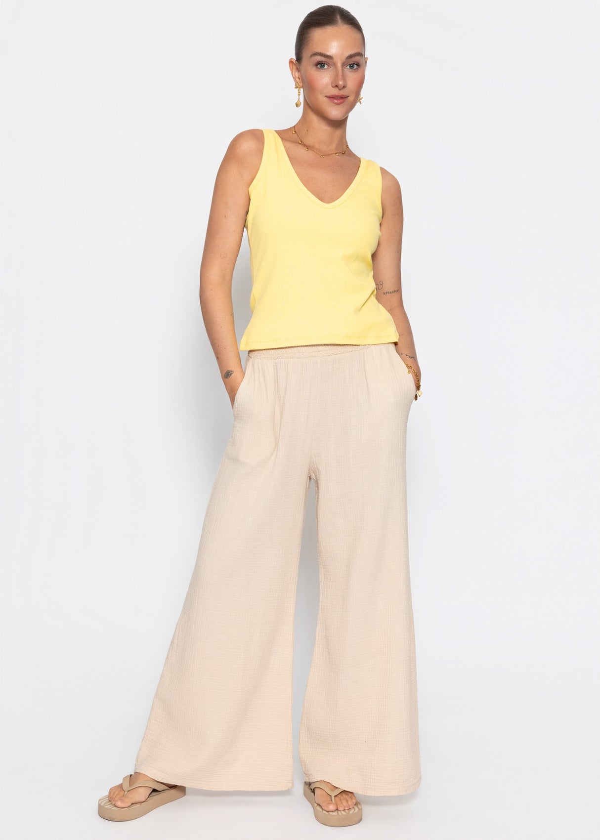 Geripptes Tank Top mit V-Ausschnitt - buttergelb