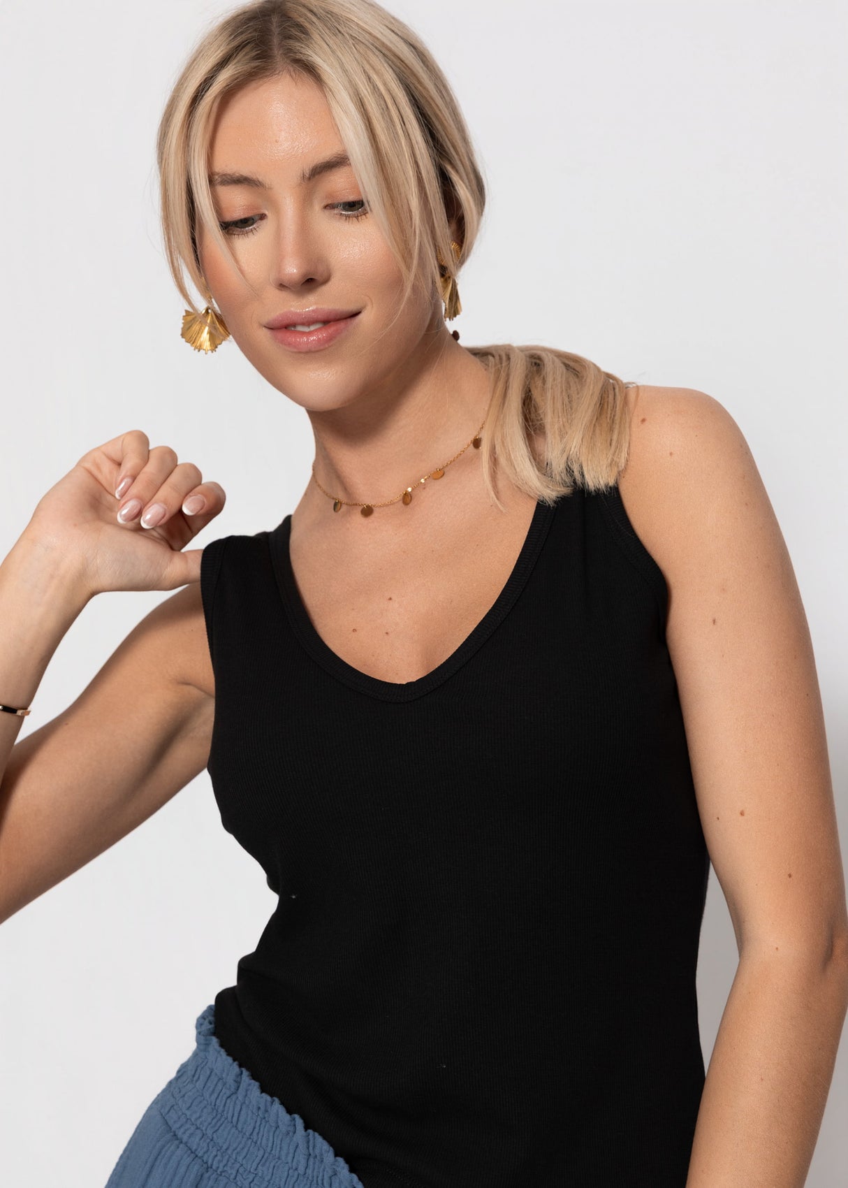 Geripptes Tank Top mit V-Ausschnitt - schwarz