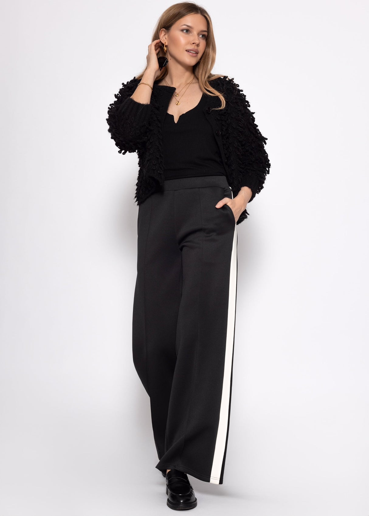 Geripptes Top mit V-Ausschnitt - schwarz