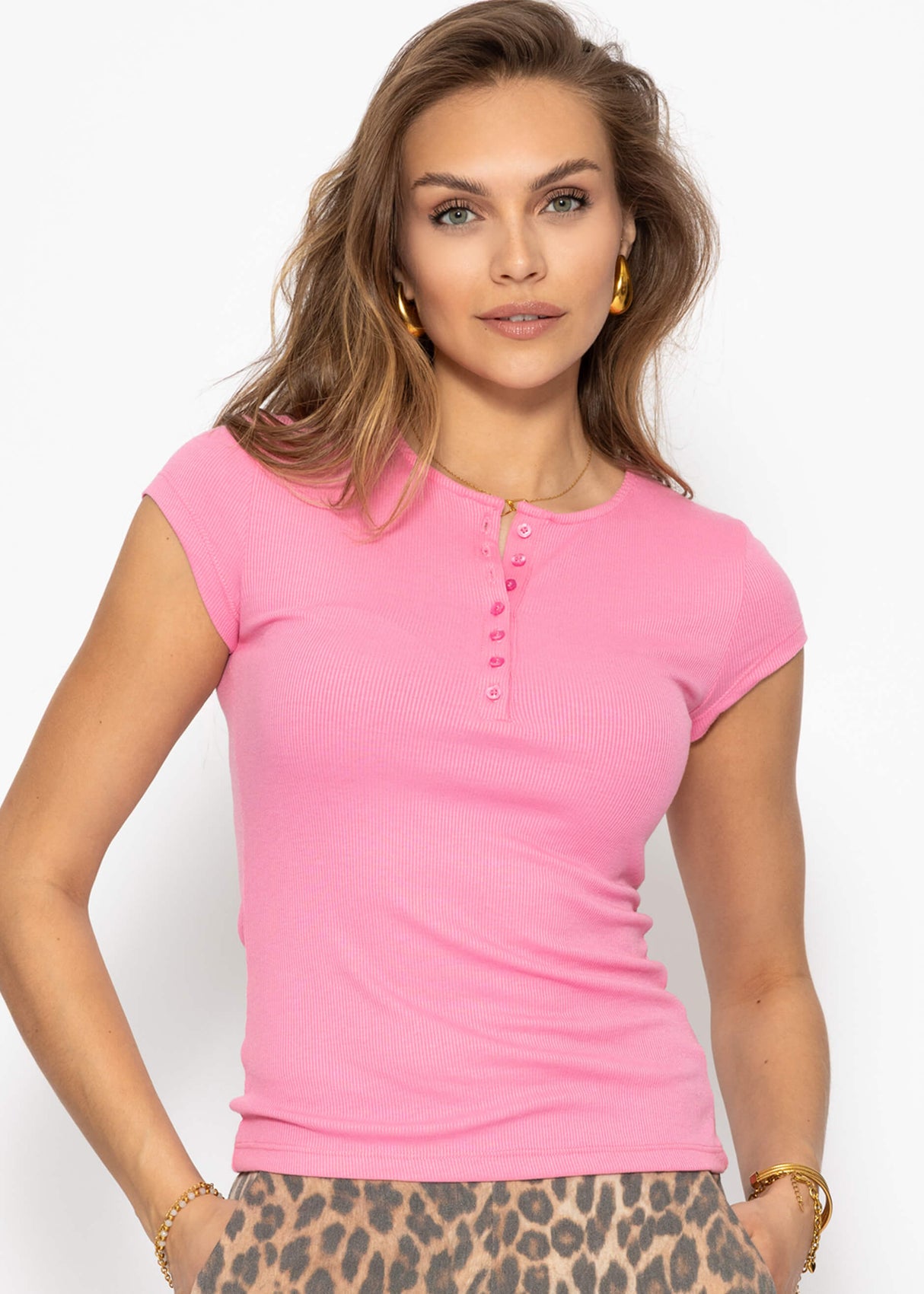Geripptes T-Shirt mit Knopfleiste - pink