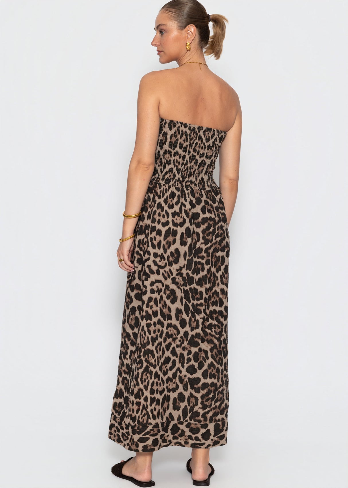 Gesmoktes Musselin Bandeau-Kleid mit Leo-Print - braun