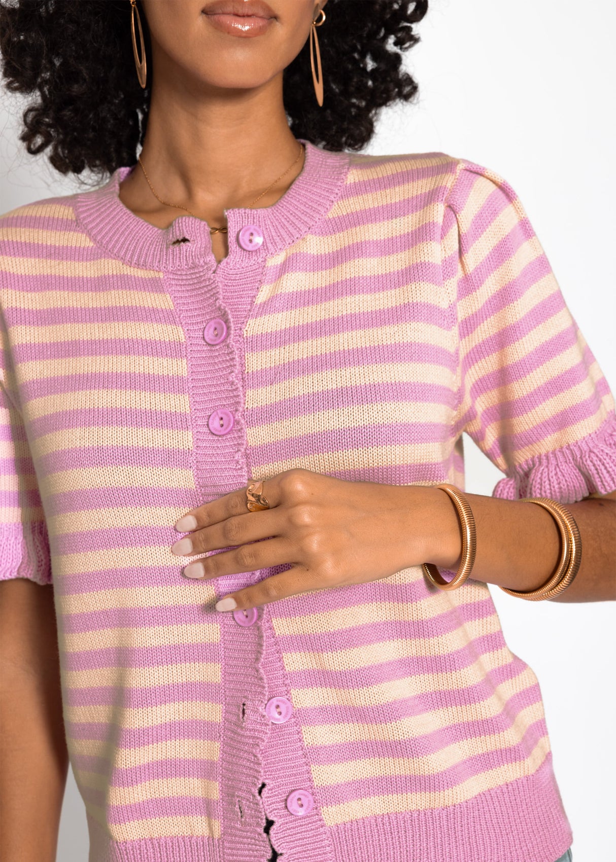 Gestreifte Kurzarm-Strickjacke mit Volants - pink-koralle