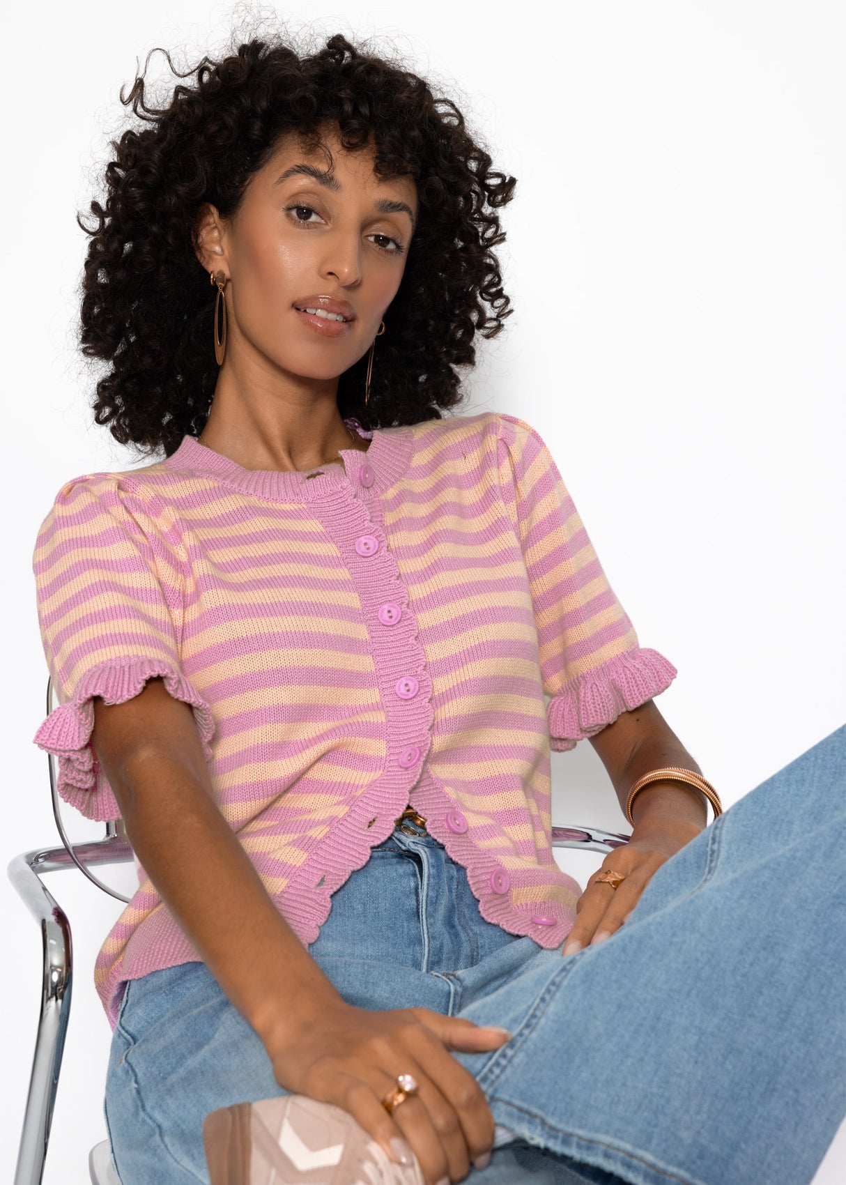 Gestreifte Kurzarm-Strickjacke mit Volants - pink-koralle