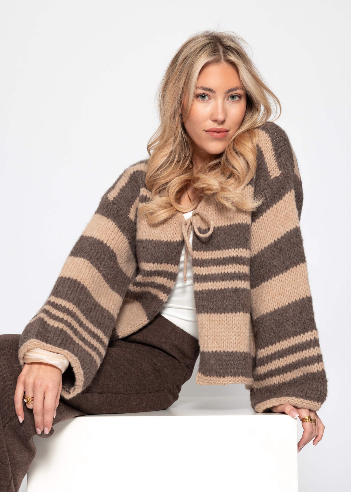 Striped cardigan with bow closure - brown-beige