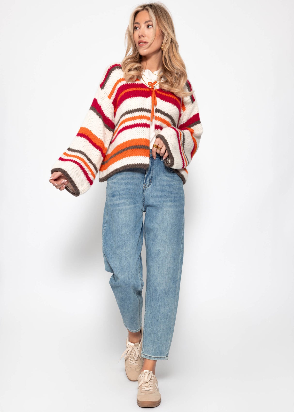 Bunt gestreifte Strickjacke mit Schleifenverschluss - orange-pink