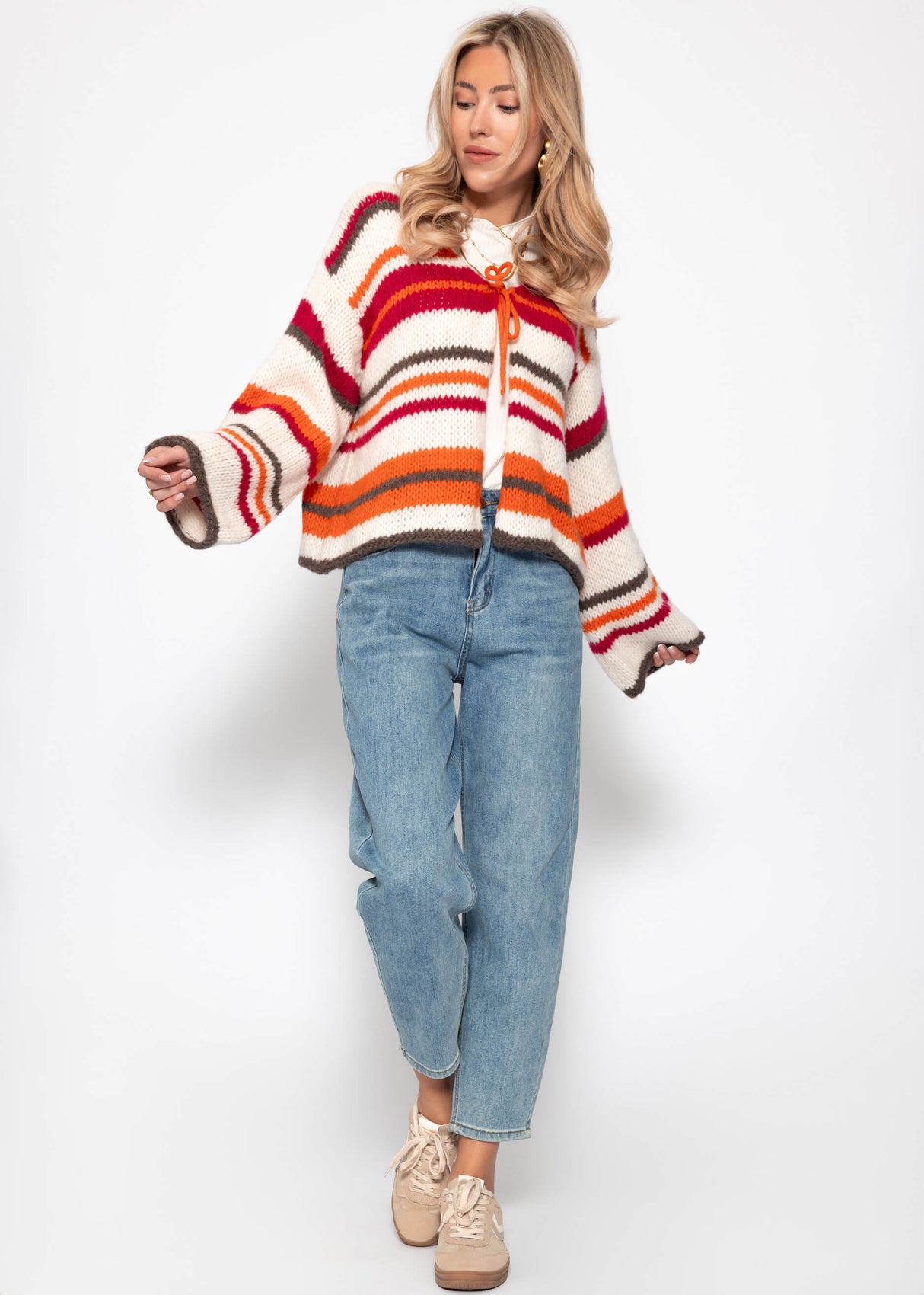 Bunt gestreifte Strickjacke mit Schleifenverschluss - orange-pink