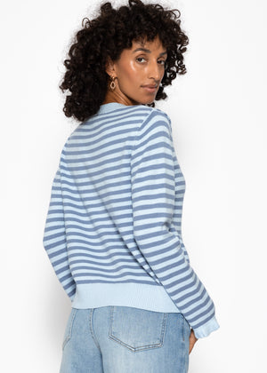 Gestreifte Strickjacke mit Volants - blau