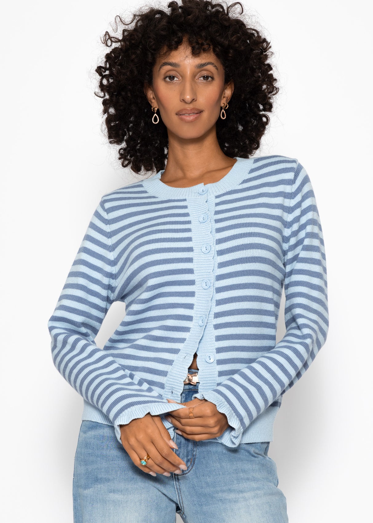 Gestreifte Strickjacke mit Volants - blau