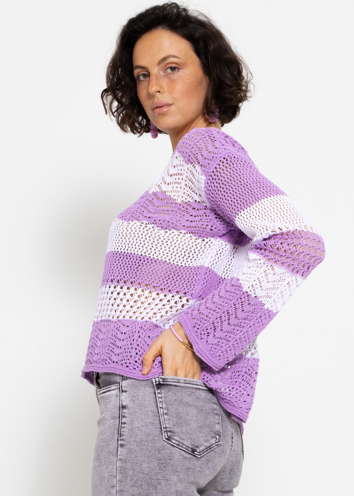 Gestreifter Ajour-Strickpullover - flieder-weiß
