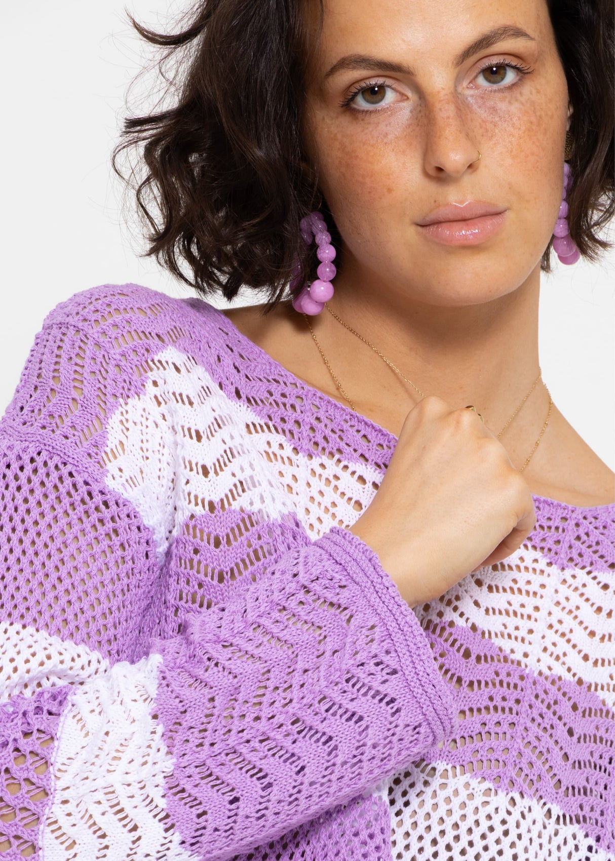 Gestreifter Ajour-Strickpullover - flieder-weiß