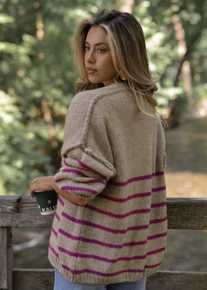 Gestreifter Cardigan mit Außennähten - beige-berry