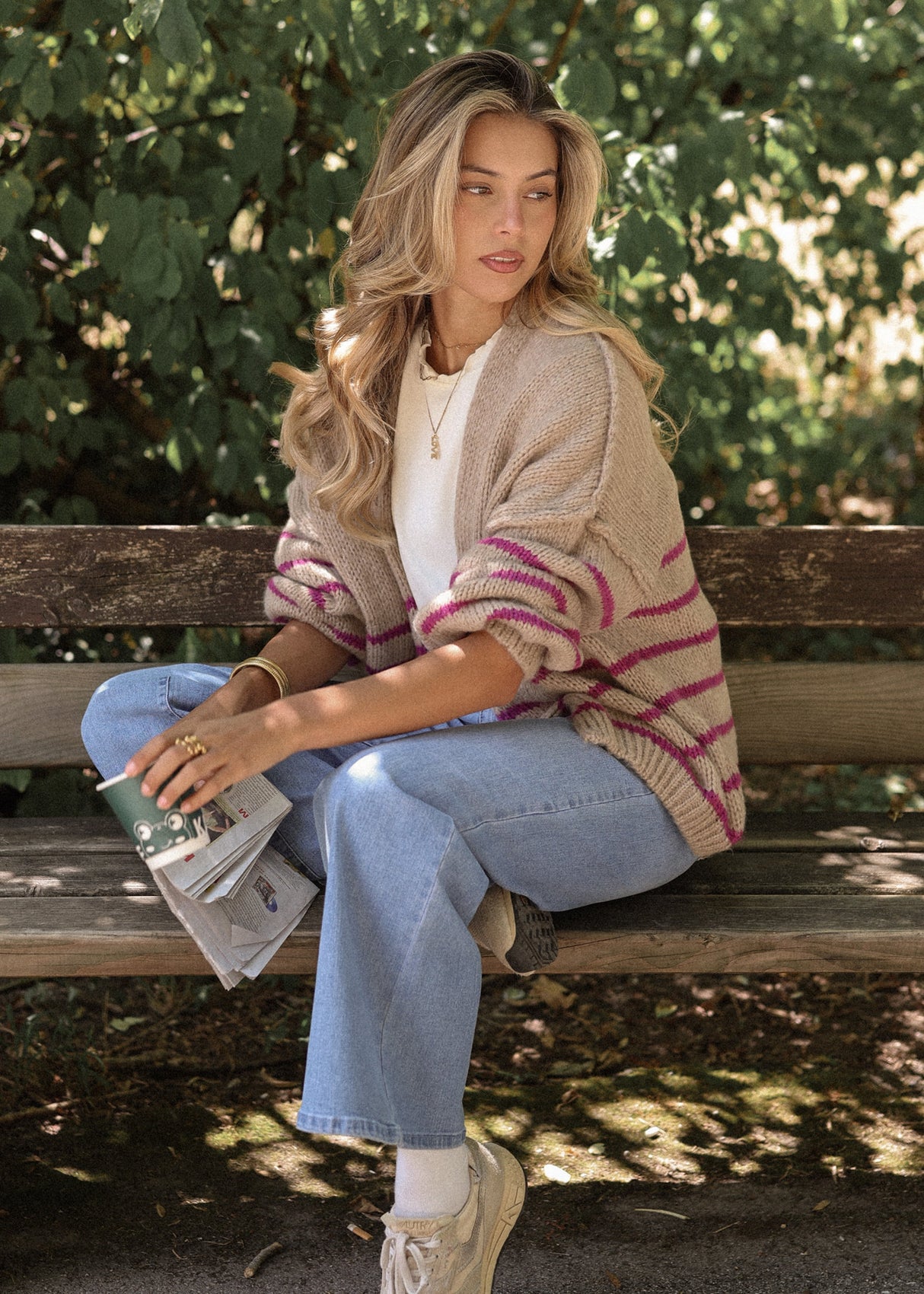 Gestreifter Cardigan mit Außennähten - beige-berry