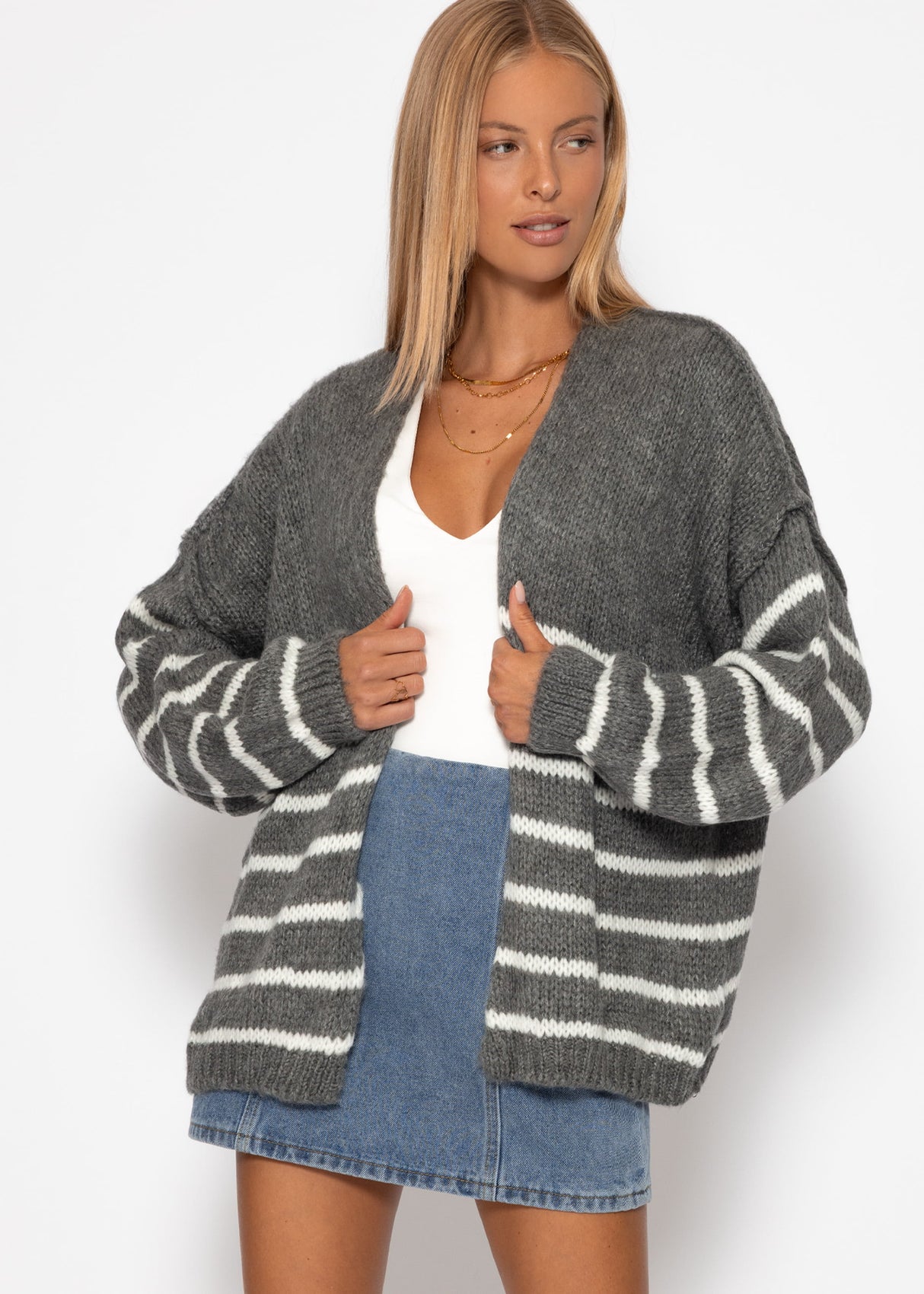 Gestreifter Cardigan mit Außennähten - grau
