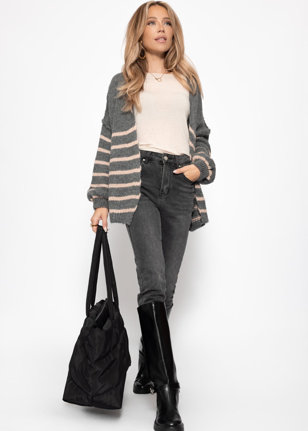 Gestreifter Cardigan mit Außennähten - grau