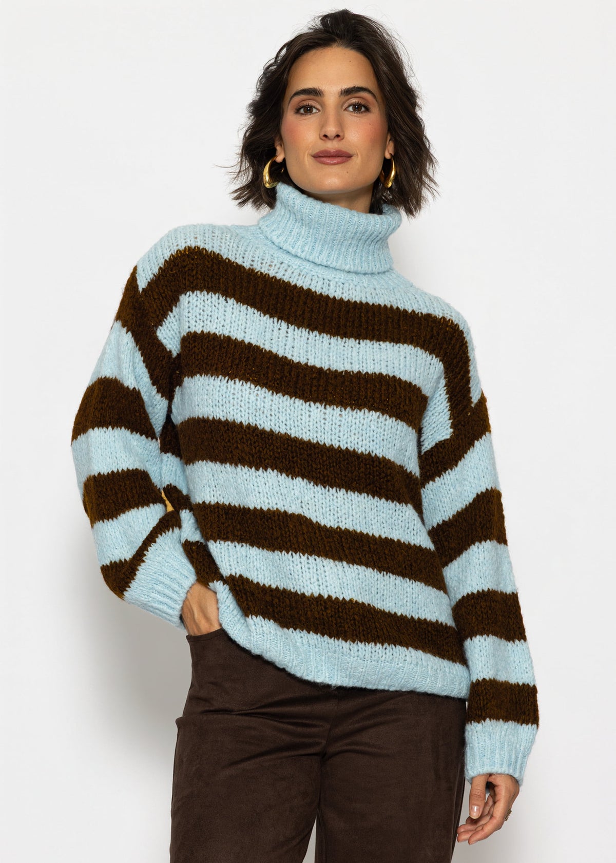 Gestreifter oversize Rollkragenpullover - hellblau-braun