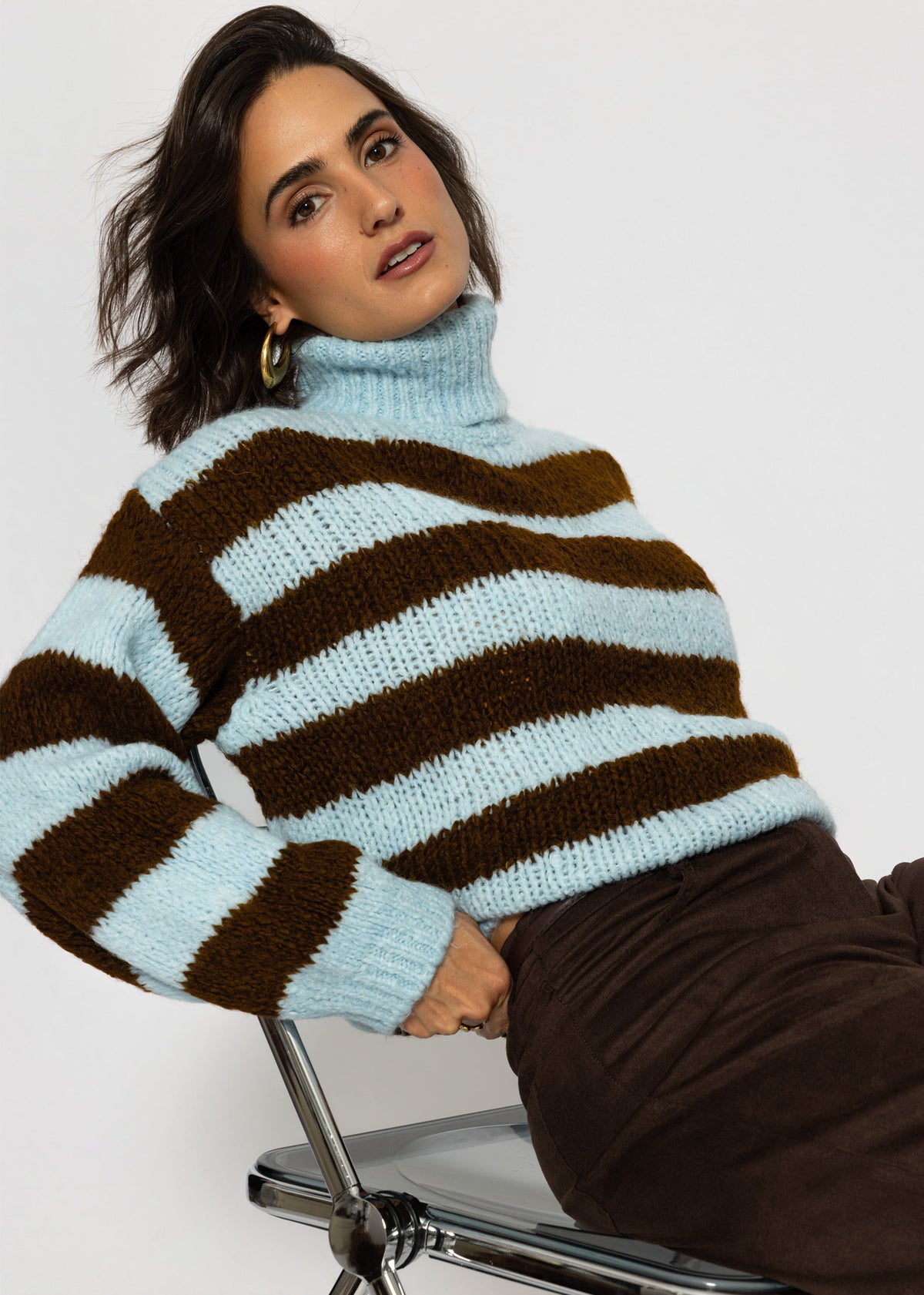 Gestreifter oversize Rollkragenpullover - hellblau-braun