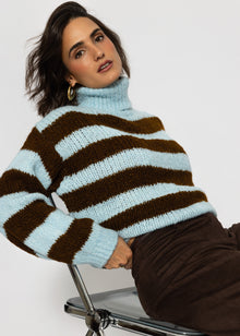 Gestreifter oversize Rollkragenpullover - hellblau-braun