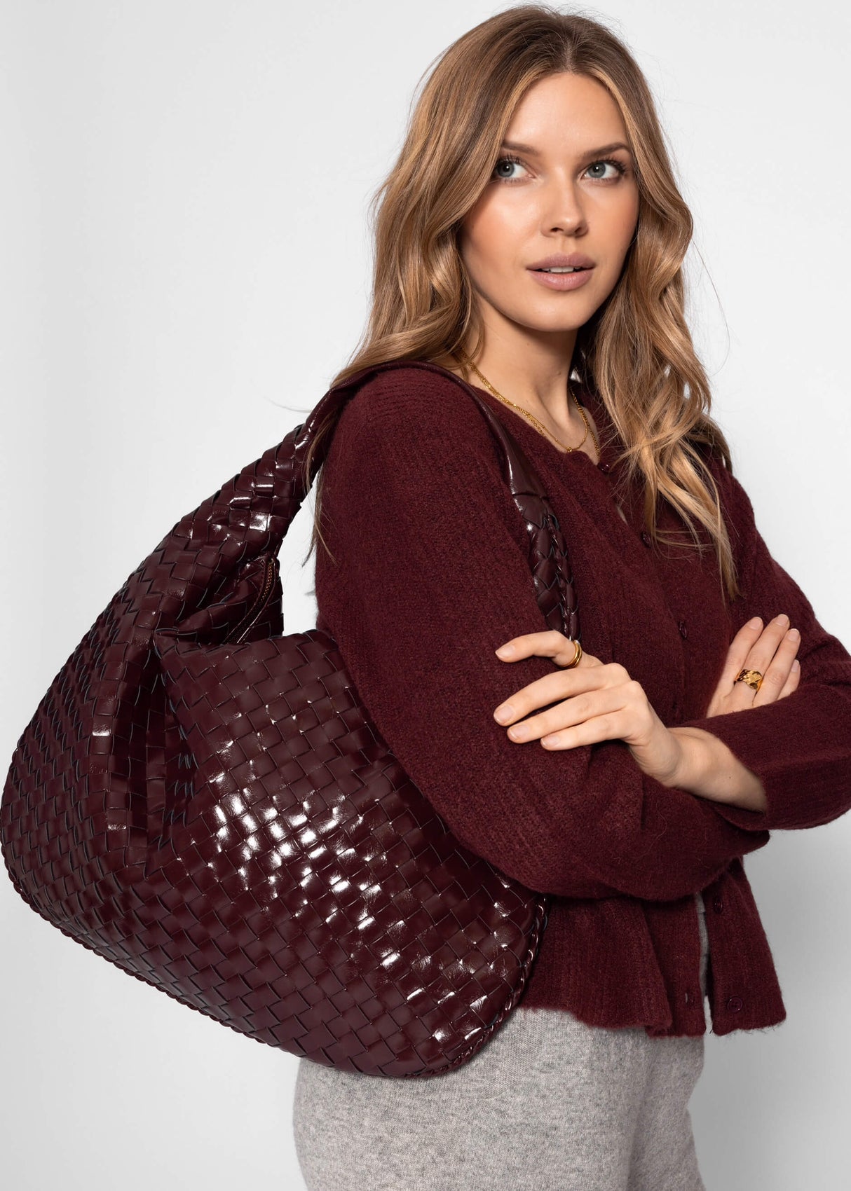 Woven shoulder bag - burgundy