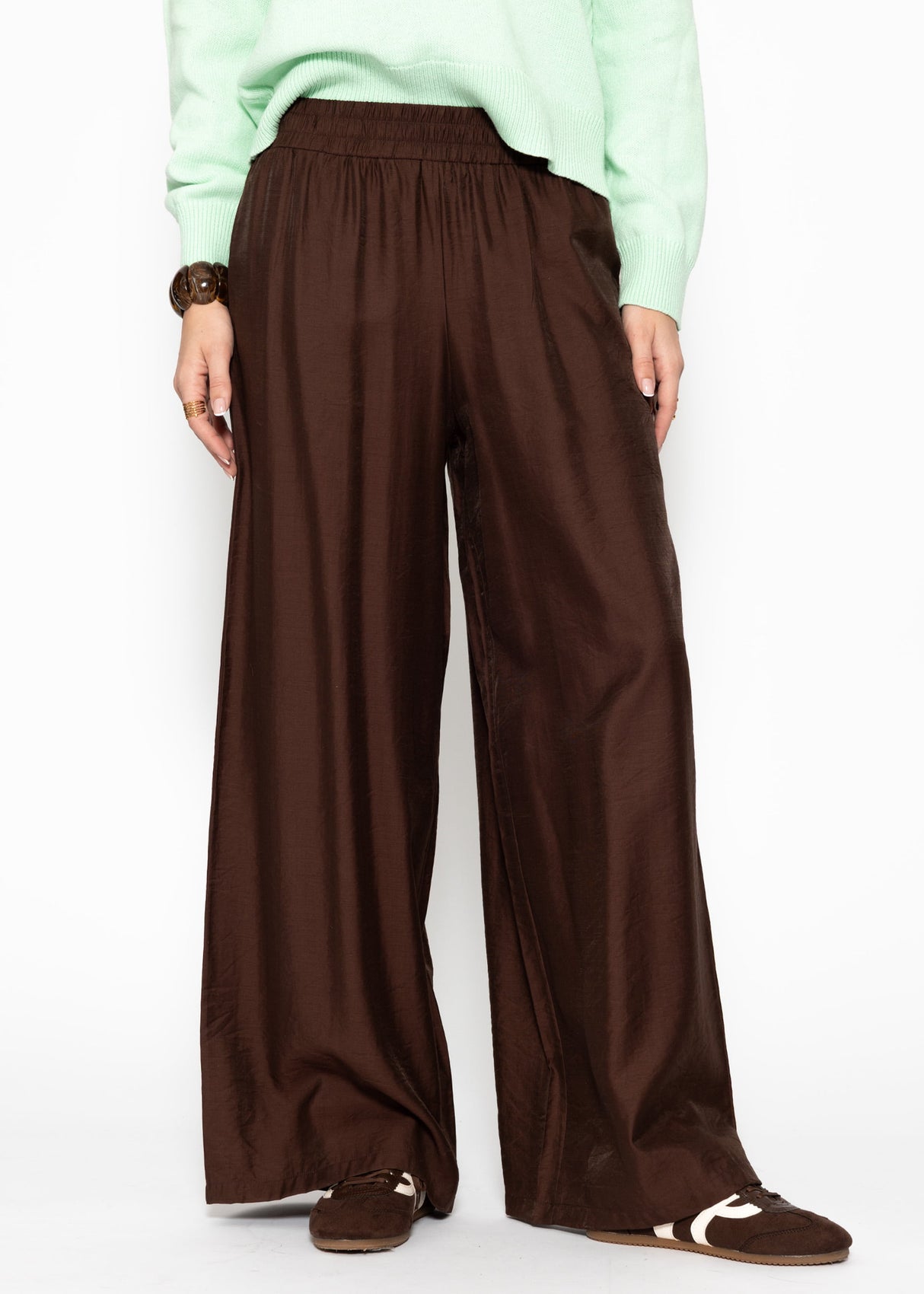 Glänzende Stoffhose mit geradem Bein - braun