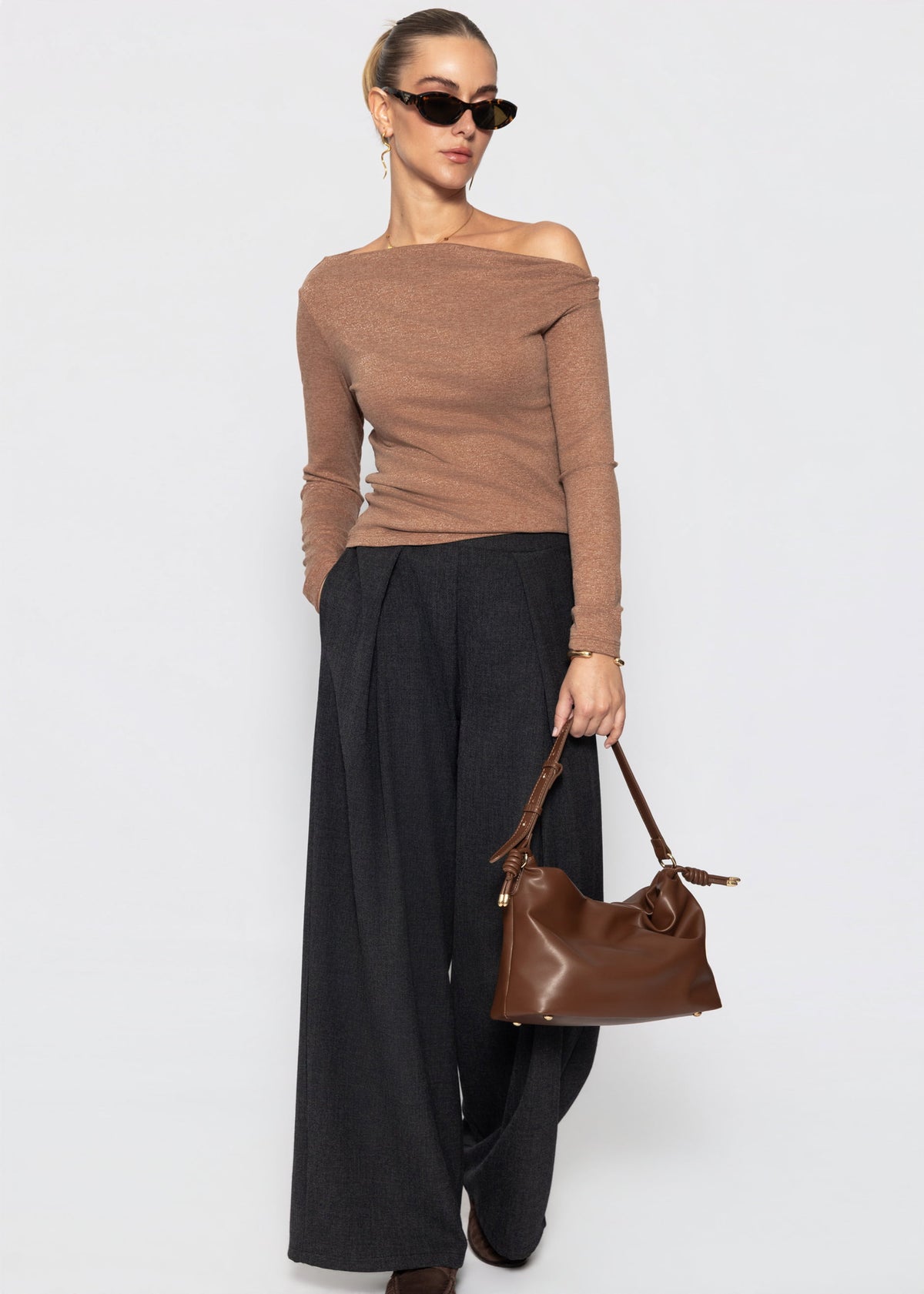 Glitzershirt mit asymmetrischem Ausschnitt - braun