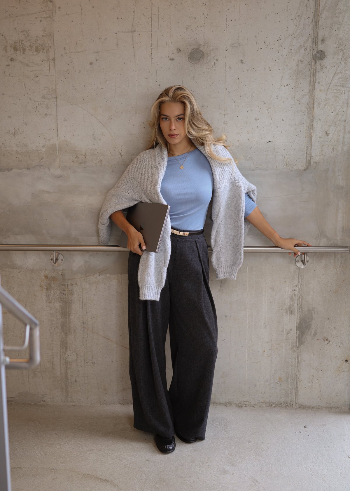 Grob gestrickter Cardigan mit Zopfmuster - hellgrau