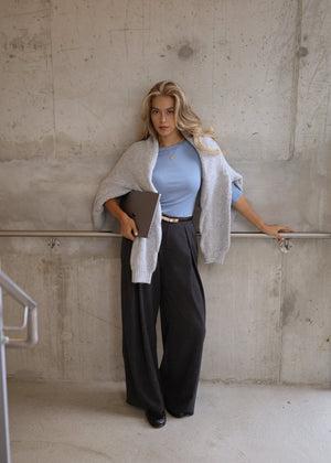 Grob gestrickter Cardigan mit Zopfmuster - hellgrau