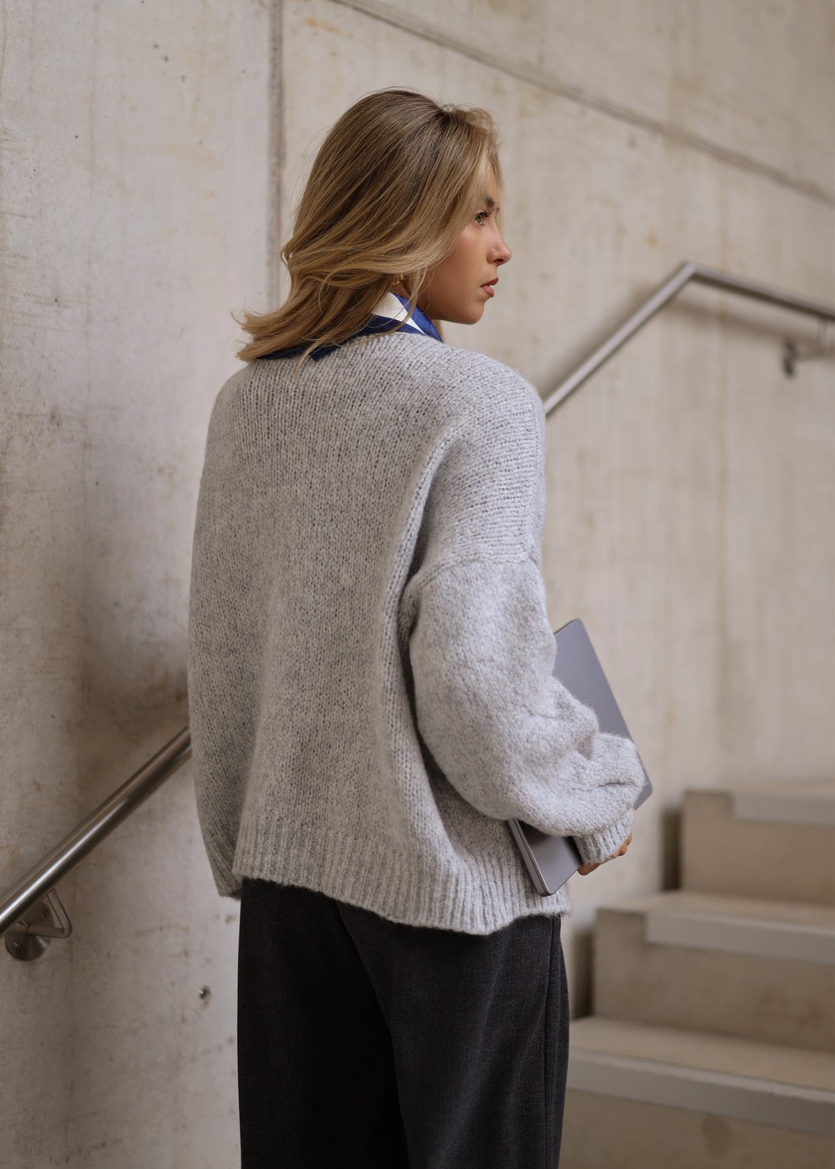 Grob gestrickter Cardigan mit Zopfmuster - hellgrau