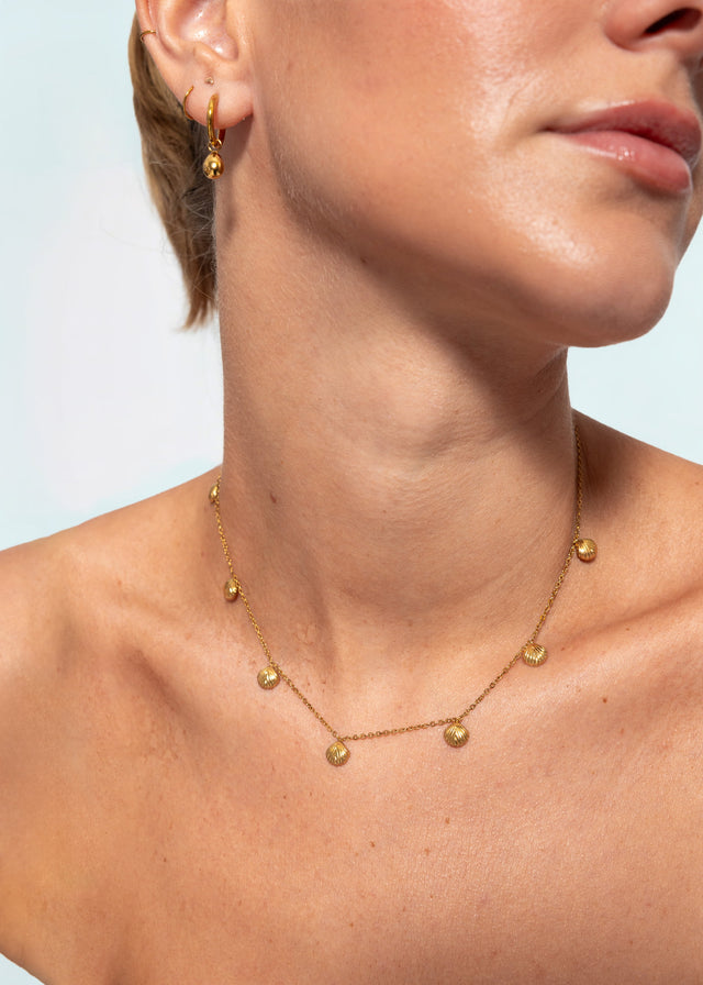 Necklace with shells - gold
