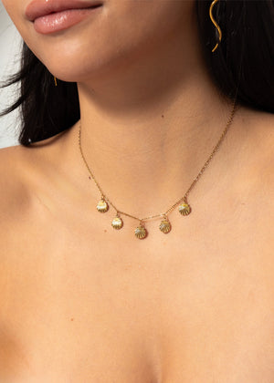 Halskette mit Muschelplättchen - gold