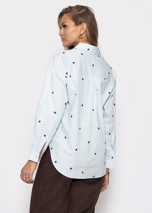 Hemdbluse mit blauer Herzstickerei - hellblau