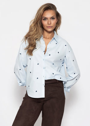 Hemdbluse mit blauer Herzstickerei - hellblau