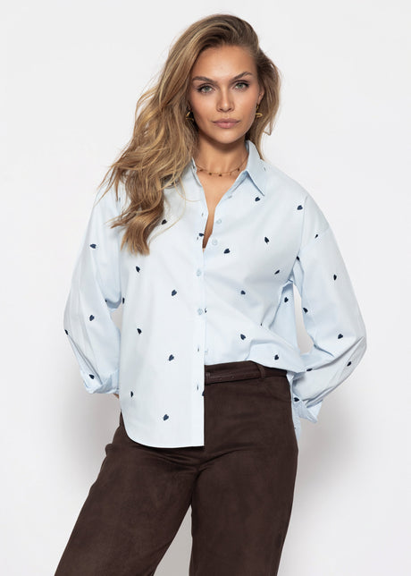 Hemdbluse mit blauer Herzstickerei - hellblau