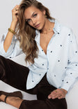 Hemdbluse mit blauer Herzstickerei - hellblau