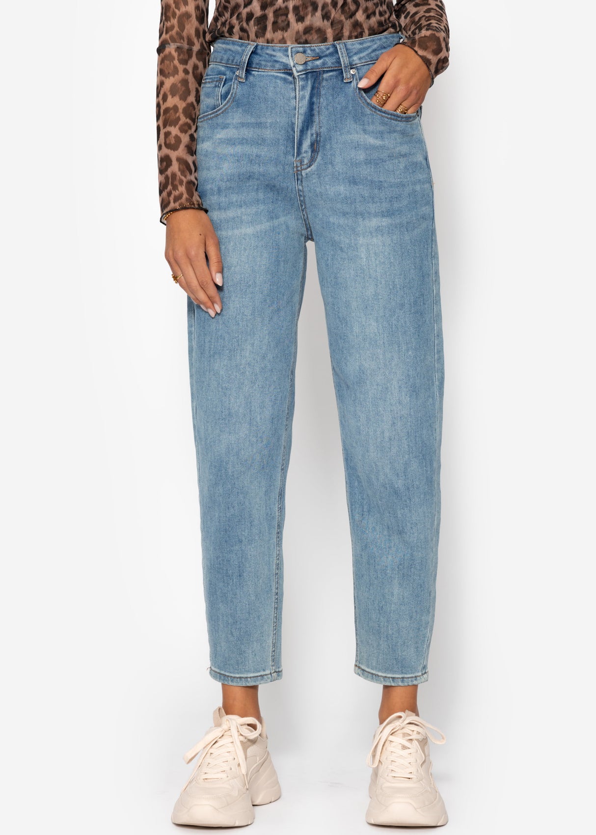 High-waisted carrot-cut jeans - blue