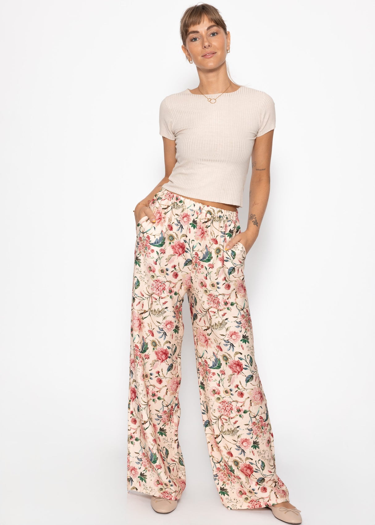 Hose mit Blümchendruck - beige